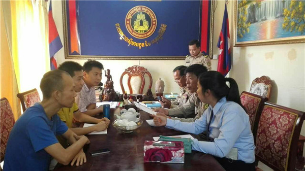 陈界安与柬埔寨警察讨论（左3为陈界安）.jpg