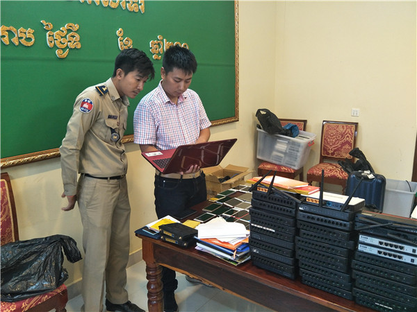 陈界安在柬埔寨与柬方警察合作.jpg