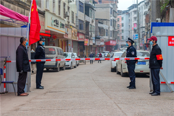 民警与劝导员一起在罗渡管控街道执勤.jpg