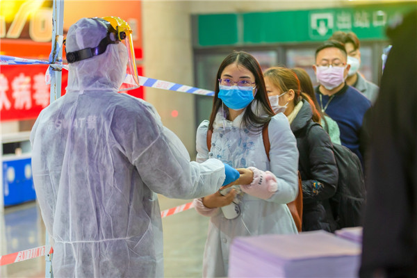 执勤民警在核查旅客身份.jpg