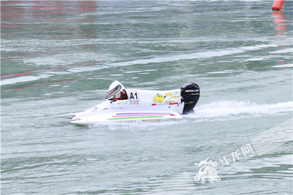 2赛艇快速驶过乌江水面。华龙网-新重庆记者 葛彧 摄