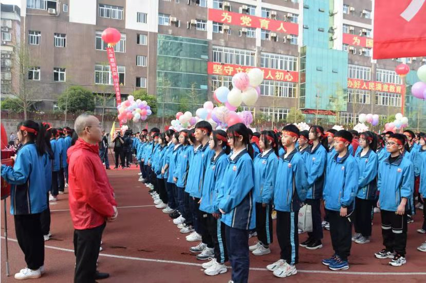以赴备战中考,3月15日,广安友谊中学实验学校隆重举行了以拼搏百日