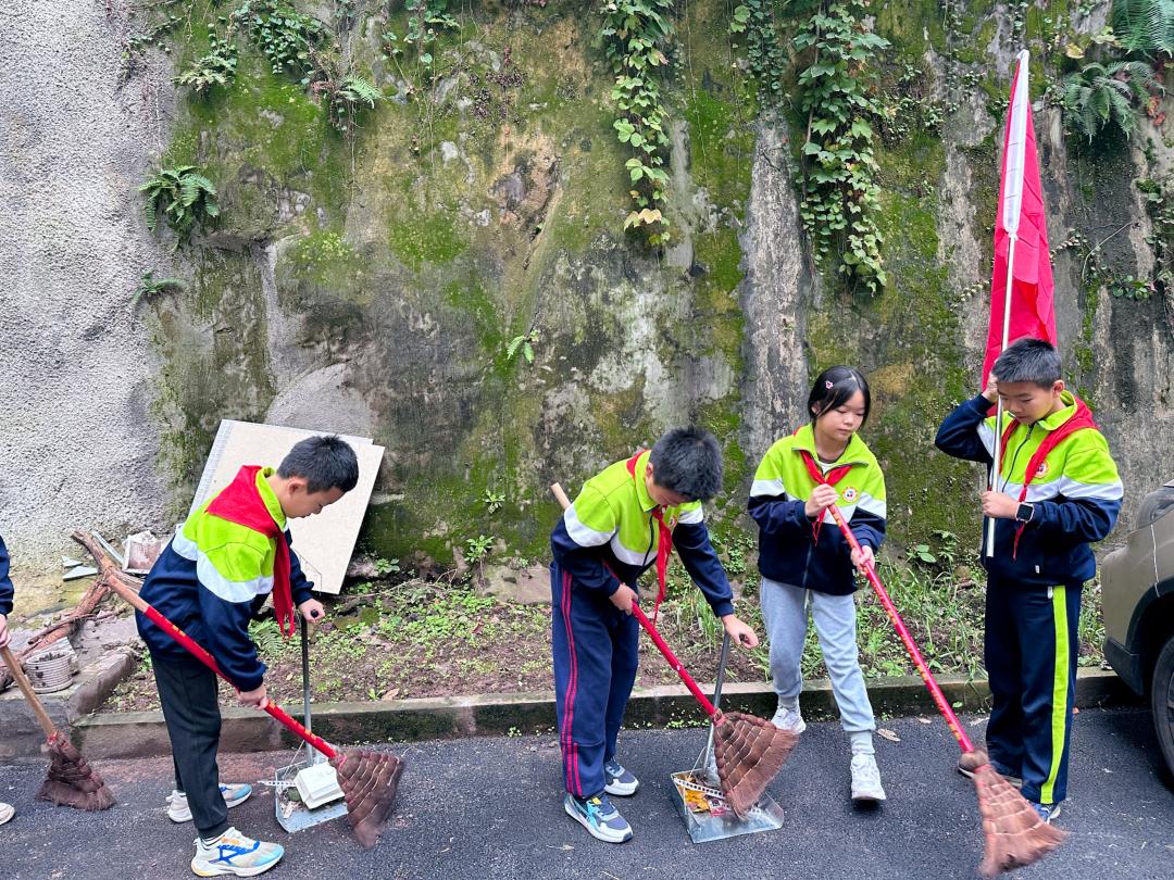 2023年11月2日，北辰小学开展志愿服务活动，队员进社区，清扫地面。.jpg