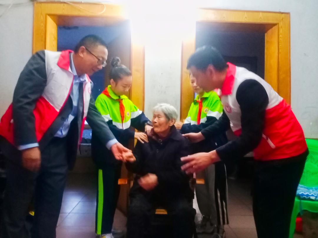 2023年11月2日，北辰小学开展志愿服务活动，党员教师与队员代表看望兰荣秀奶奶.jpg